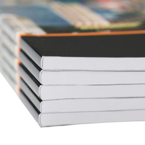 Katalog med klammehftning.