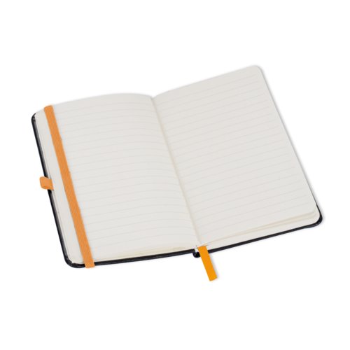 Orange notesbog med elastiklukning og bogmrke.
