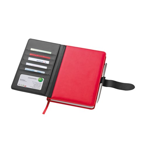 Rd notesbog med lommer og penholder.