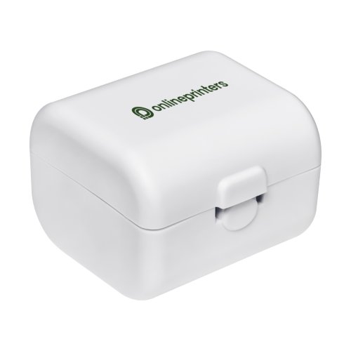 Hvid rejseadapter med foldemekanisme.