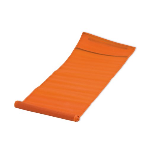Orange tekstil strandmtte, rulles sammen.