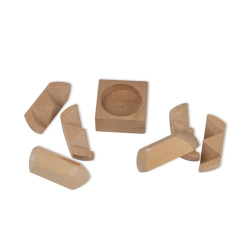 Beige trpuslespil med flere dele.