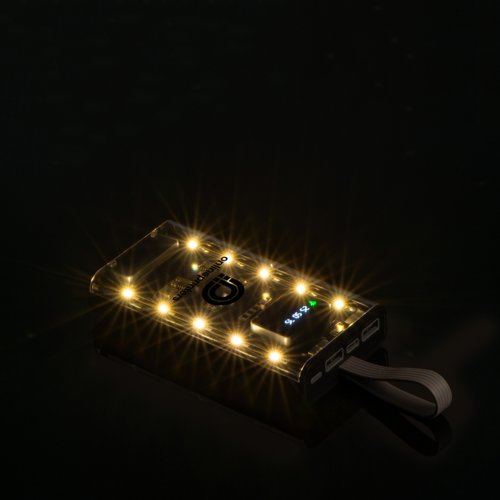 Transparent powerbank med USB-porte og LED-lys.