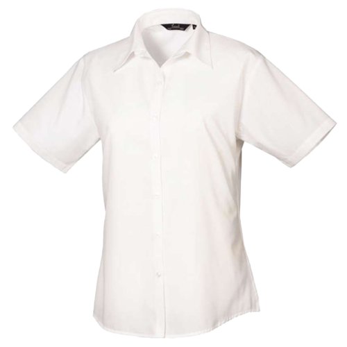 Hvid poplinbluse med korte rmer og knaplukning.