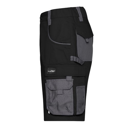 Sorte og gr arbejdsshorts lavet af polyester-bomuldsblanding med flere lommer.