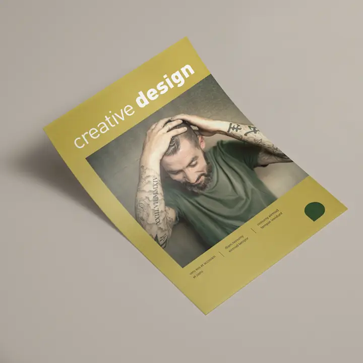 Billede En elegant flyer med gyldne detaljer og en diskret, let skinnende forædling, der reflekterer lyset og glimter subtilt.