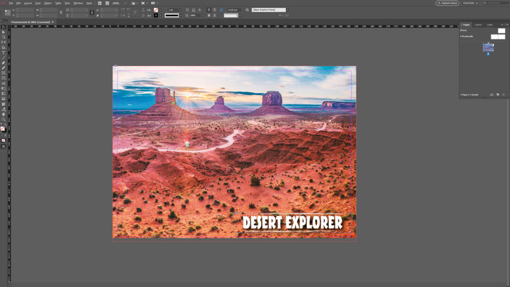 Skærmbillede af et designprogram til opret trykfiler, der viser et postkort med Monument Valleys røde klippeformationer under en lys himmel. Den fede hvide tekst "DESERT EXPLORER" vises nederst til højre.