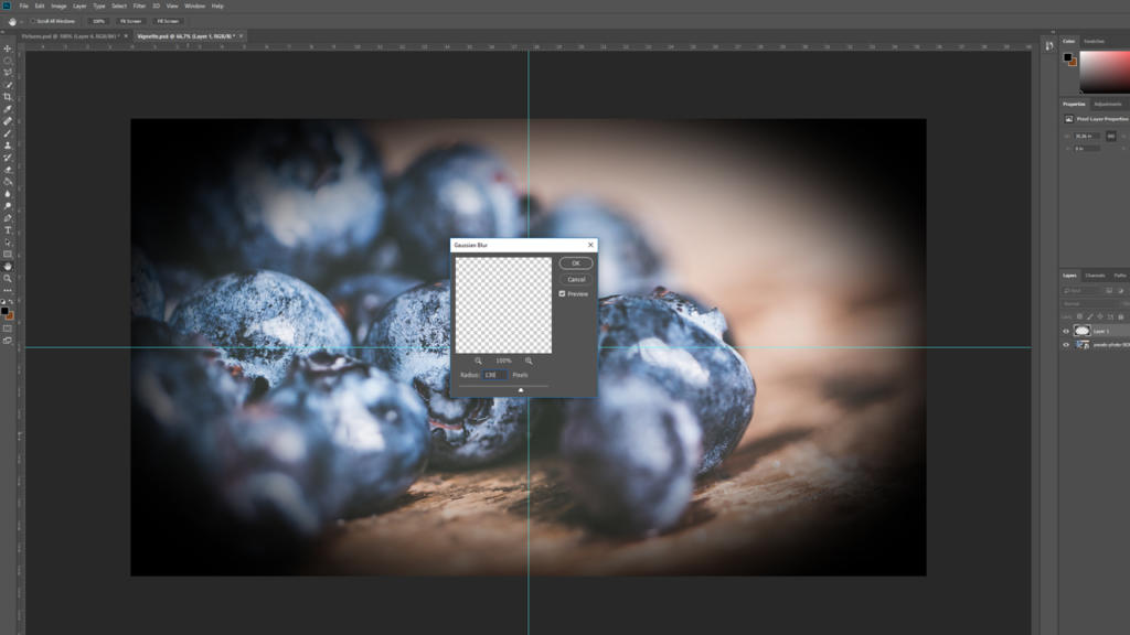En computerskærm, der viser Photoshop med et nærbillede af blåbær. Dialogboksen Brændværktøj er åben i midten, blå hjælpelinjer krydser billedet, og vignet i Photoshop-teknikker bliver demonstreret.