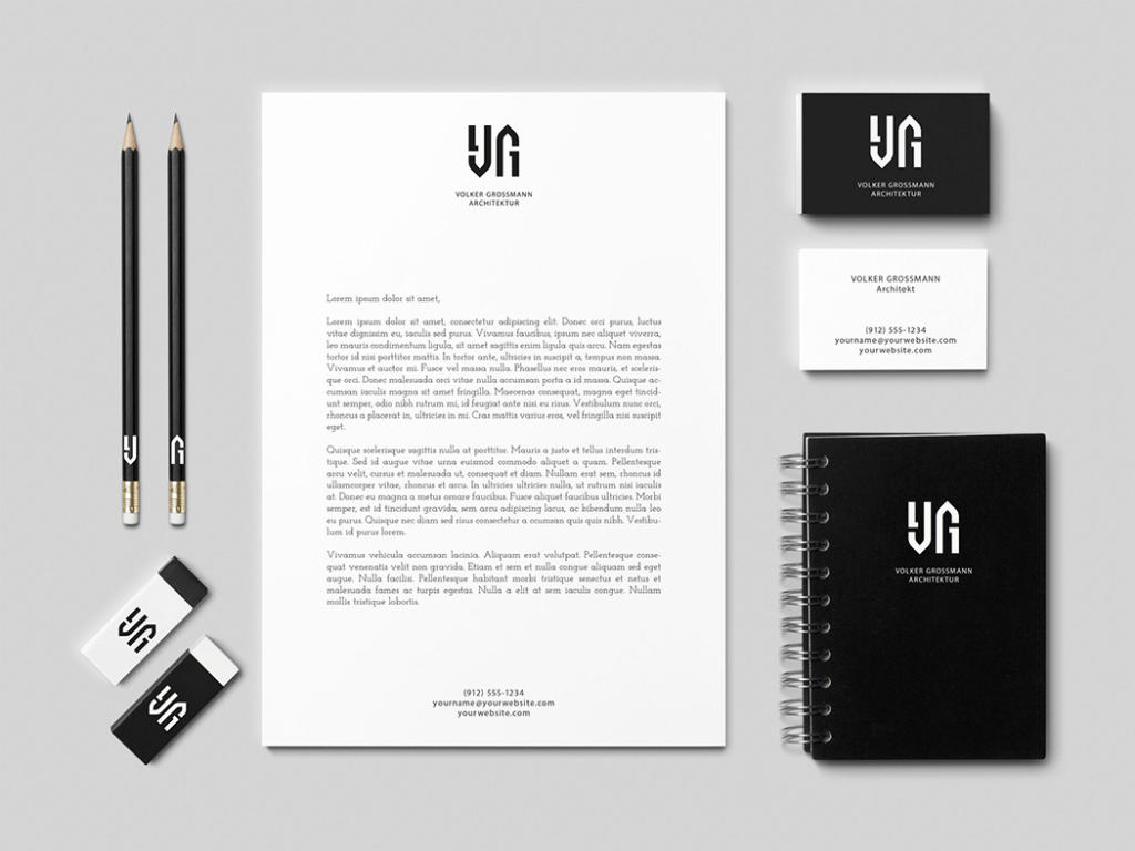 Et minimalistisk sort-hvidt brevpapirsæt viser mærkevarer - to blyanter, to viskelædere, et brevpapir, en spiralnotesbog og visitkort - alle med et fedt geometrisk ambigramlogo og moderne typografi.